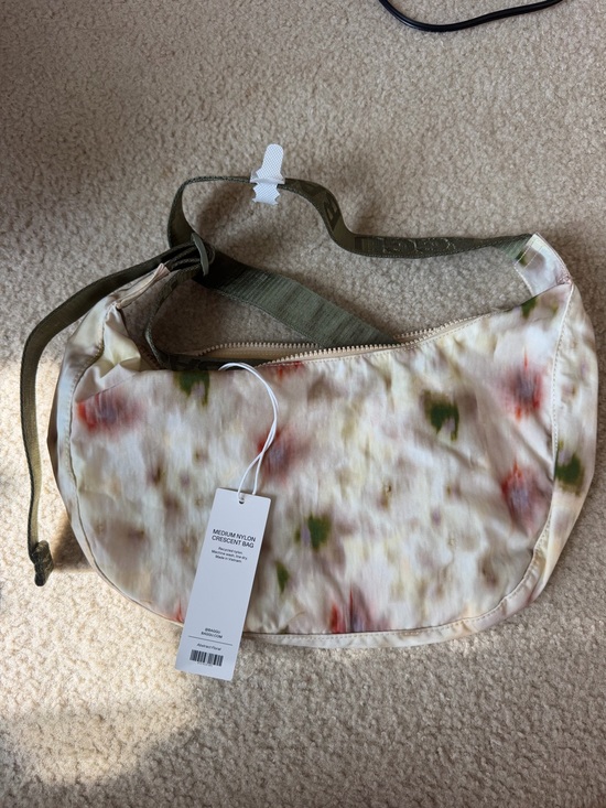 BAGGU Handbags - NWT medium baggu crescent bag in abstract floral